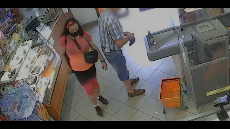 Poszukiwana kobieta która, ubrana jest w różowo-czarną bluzkę i spodnie typu dres.