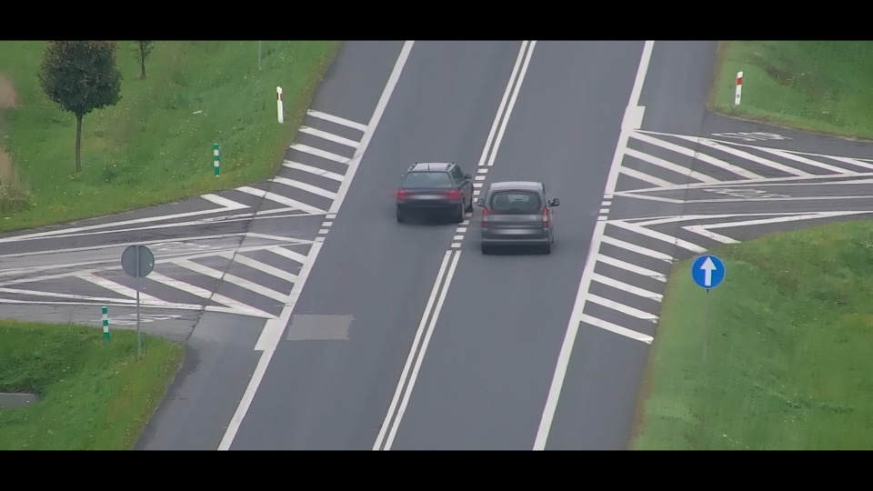 Kierowca pojazdu osobowego wyprzedza inny pojazd w miejscu zabronionym.