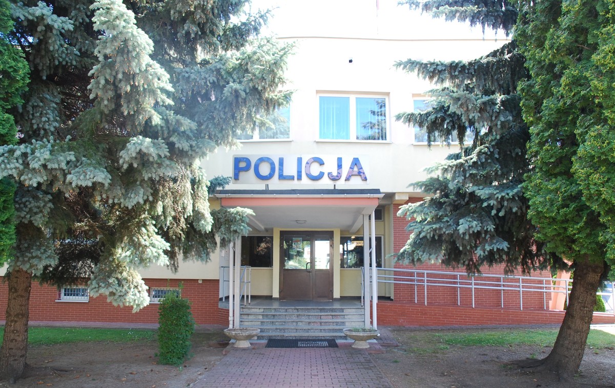 zdjęcie przedstawia wejście doKomendy Powiatowej Policji w Lubartowie