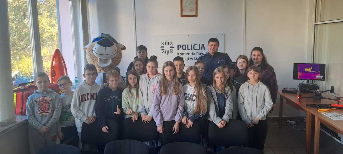 na zdjęciu policjant z dziećmi