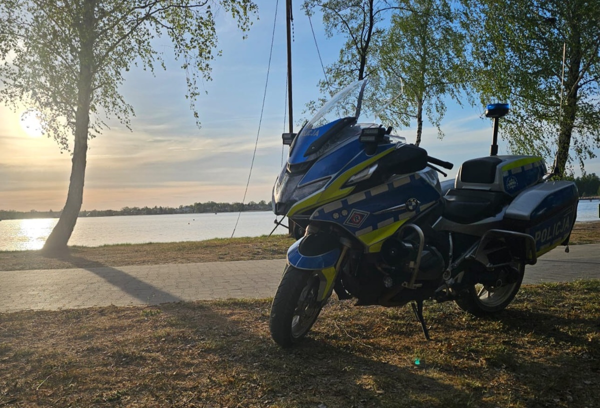 Motocykl policyjny nad Jeziorem Firlej