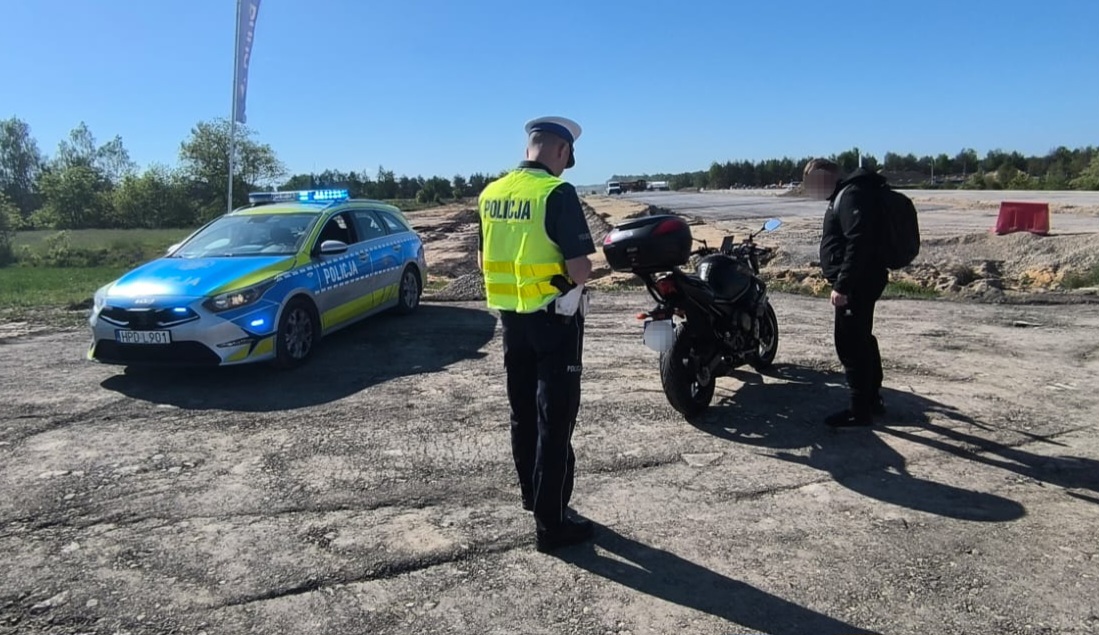 Policjant i motocyklista