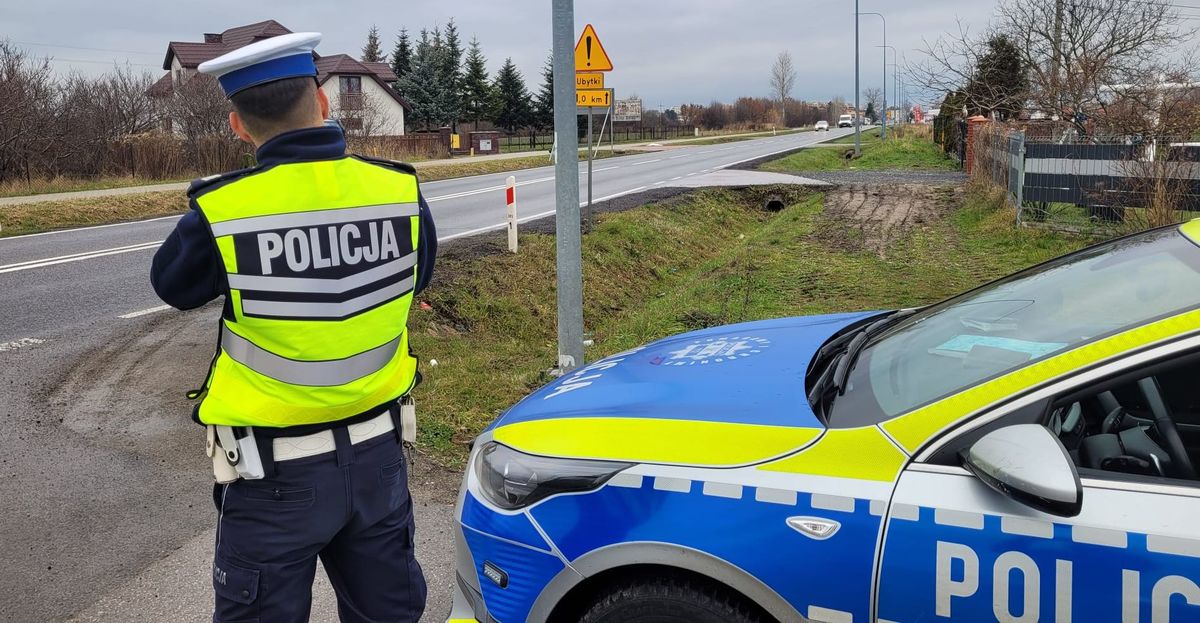 Policjant przy radiowozie