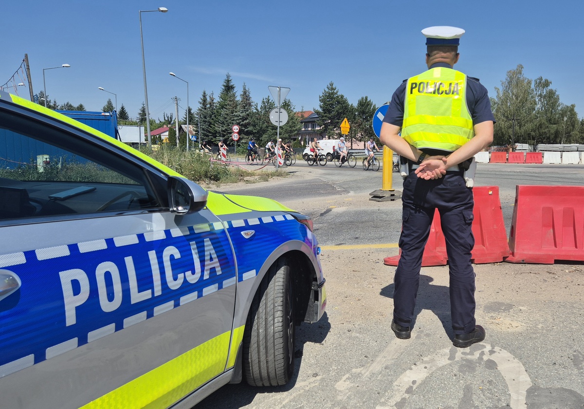 Policjant przy radiowozie