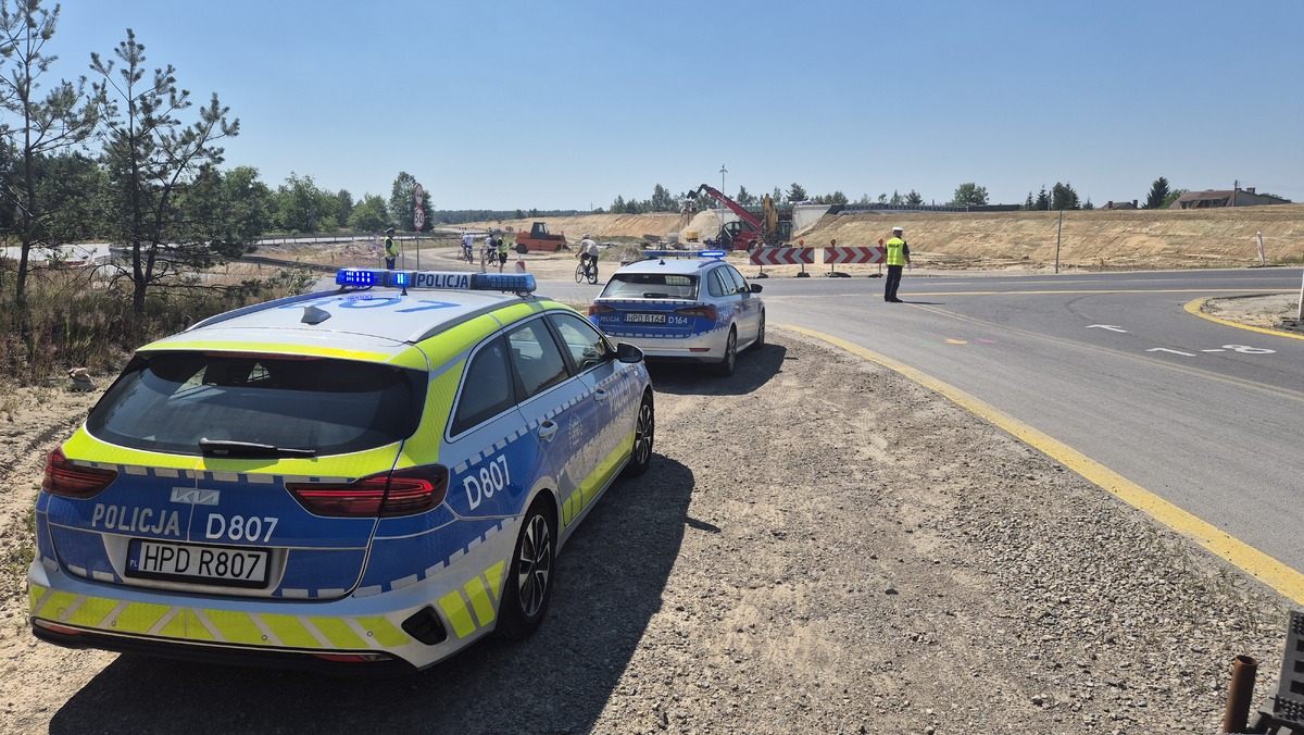 Policjanci kierują ruchem