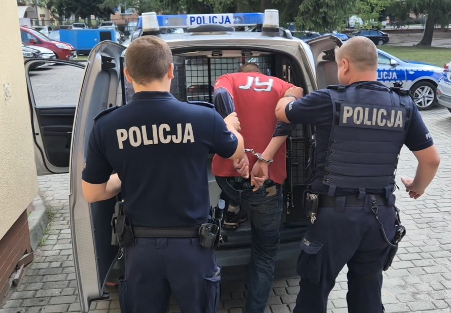 Poilicjanci z zatrzymanym