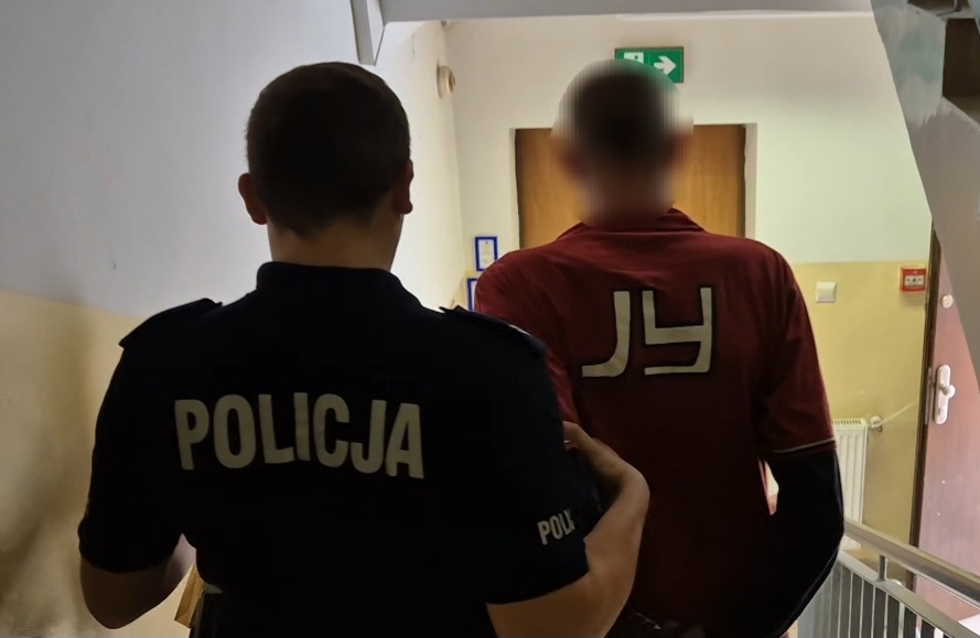 Policjant z zatrzymanym