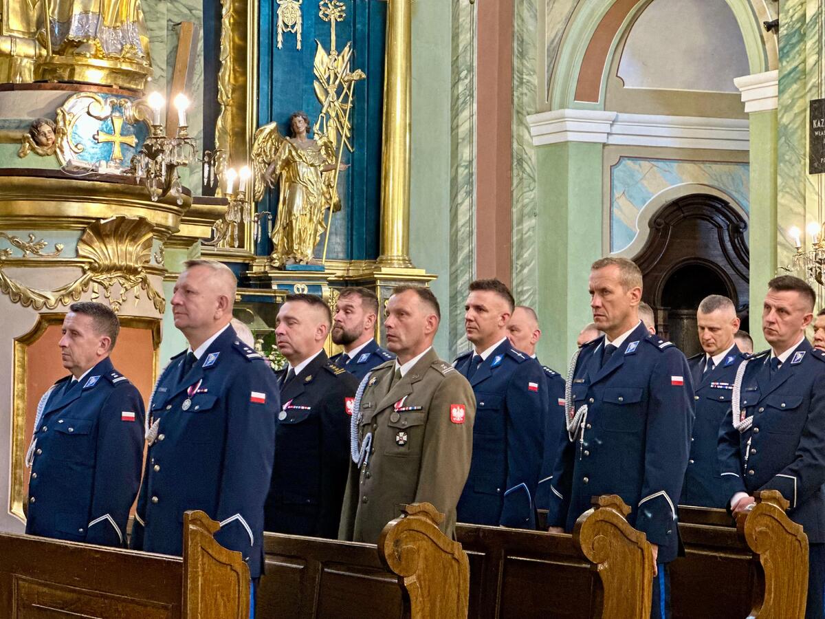 Policjanci w trakcie Mszy Świętej