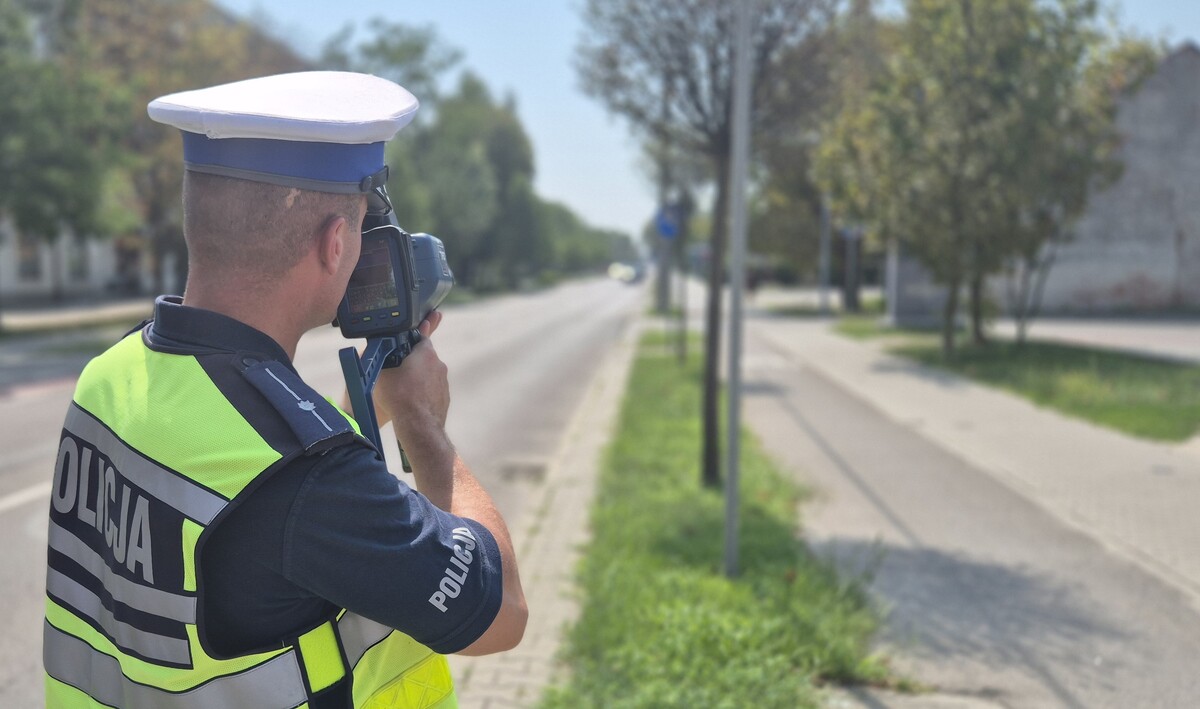 Policjant wykonuje pomiar prędkości