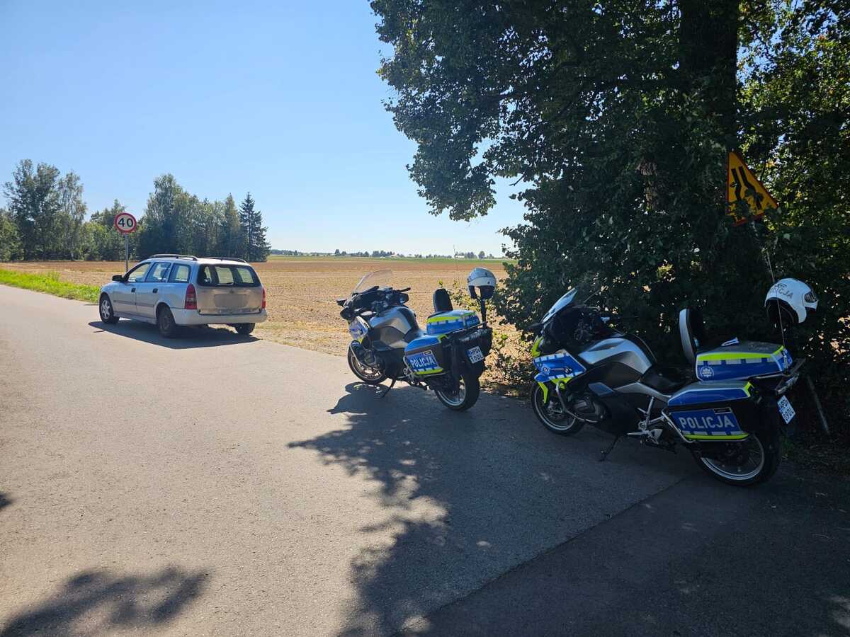 Samochód osobowy oraz dwa policyjne motocykle