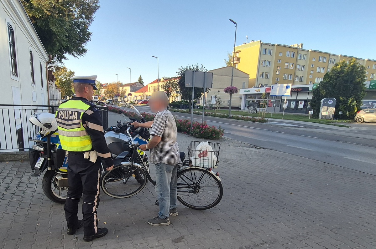 Policjant i kierujący rowerem