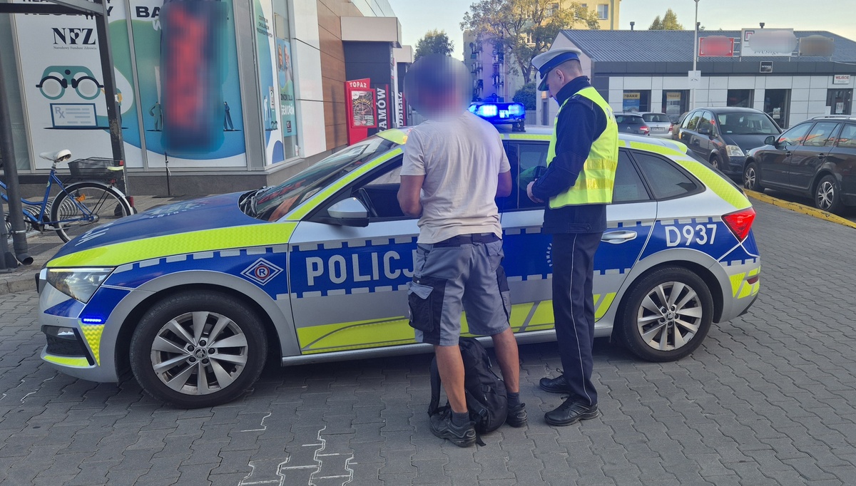 Policjanci podczas legitymowania pieszego