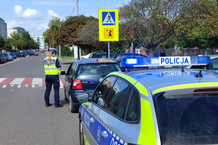 Policjantka podczas kontroli kierującej pojazdu osobowego
