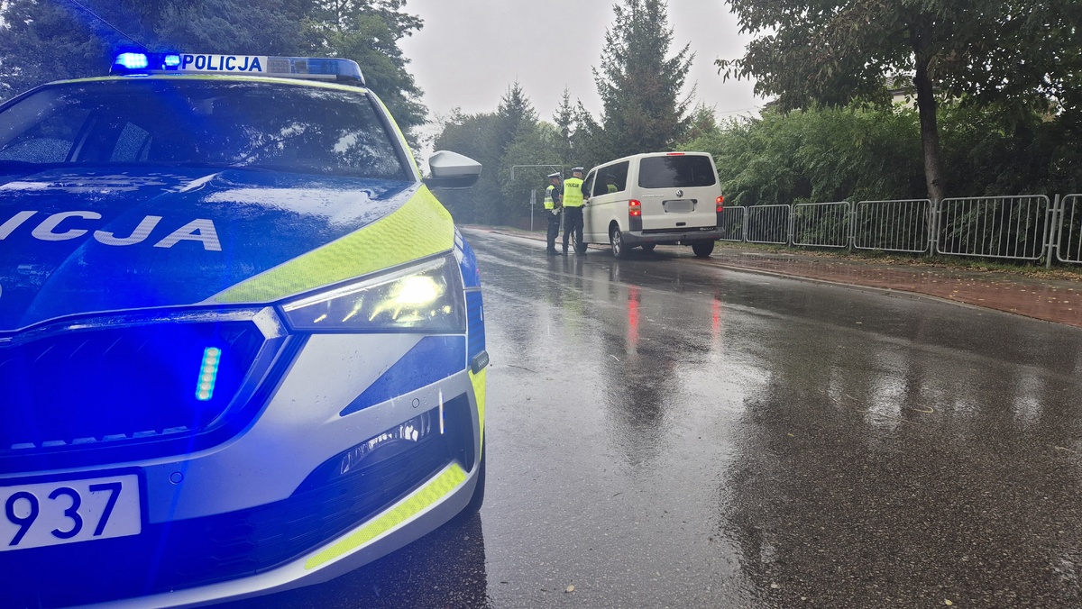 Policjanci podczas kontroli drogowej