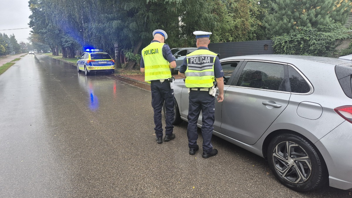 Policjanci podczas kontroli drogowej