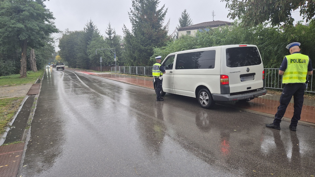 Policjanci podczas kontroli drogowej