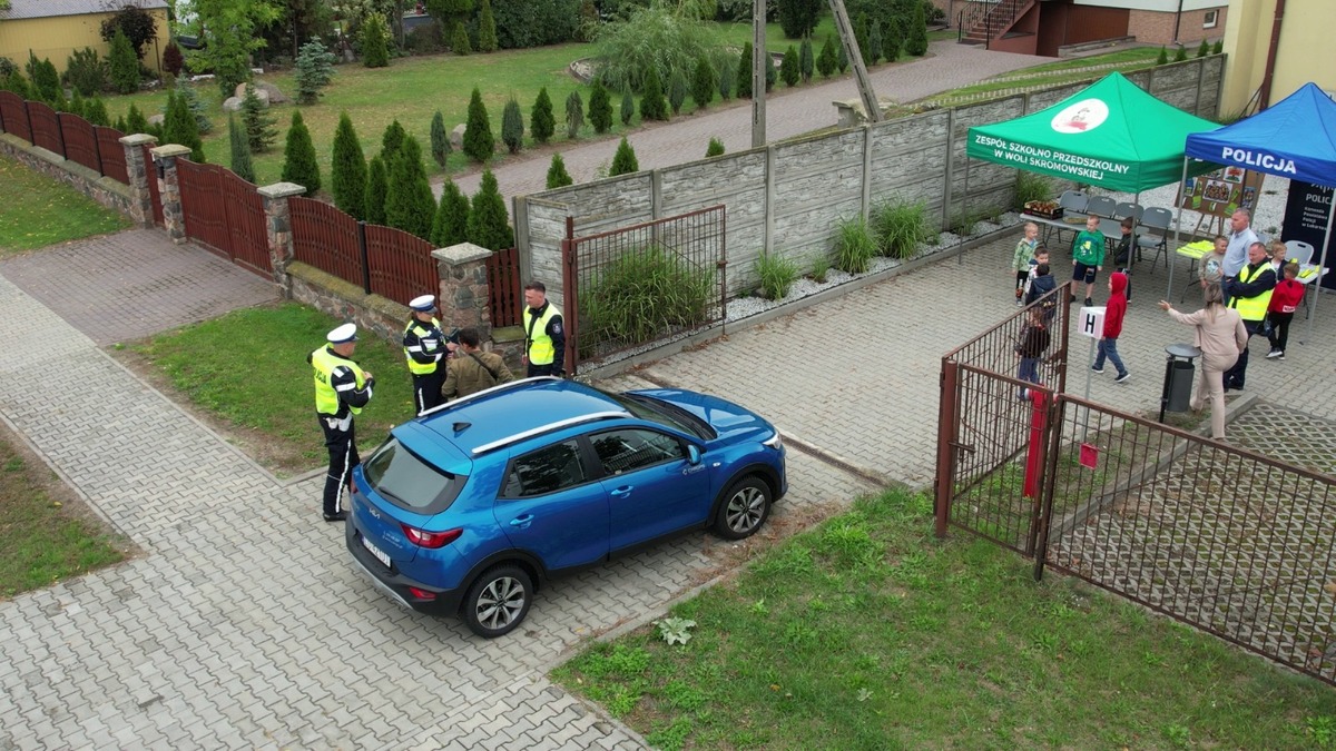 Policjanci kontrolują pojazd
