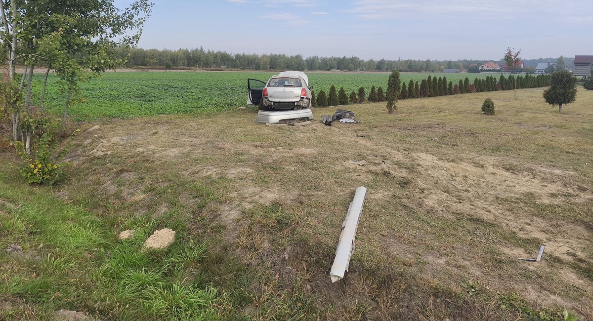 Uszkodzony pojazd stoi na prywatnej posesji