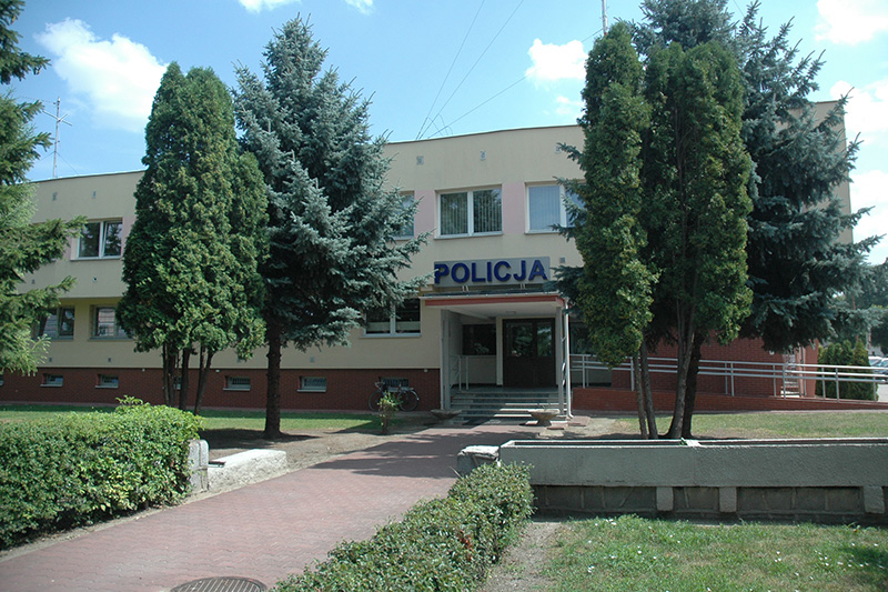 zdjęcie przedstawia Komendę Policji w Lubartowie widok od strony ulicy Lubelskiej