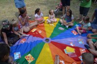 zdjęcie przedstawia dzieci bawiące się korowymi piłkami