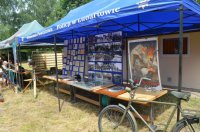 zdjęcie przedstawia wystawę eksponatów policji państwowej