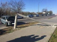 zdjęcie przedstawia zniszczony słup oświetleniowy w wyniku zdarzenia drogowego