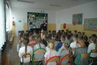 dzielnicowy z dziećmi