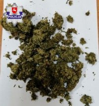 zdjęcie przedstawia narkotyki znalezione u mężczyzn zatrzymanych podczas interwencji