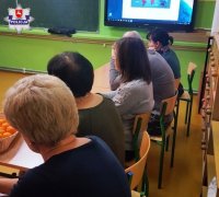 zdjęcie przedstawia spotkanie dotyczące bezpieczeństwa w Szkole Podstawowej w Annoborze