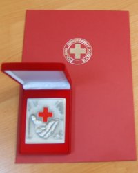 zdjęcie przedstawia odznaczenie Polskiego czerwonego Krzyża