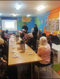 zdjęcie przedstawia spotkanie policjantów z seniorami w Firleju