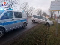 zdjęcie przestawia samochód osobowy którym mieszkanka gminy Lubartów wjechała do rowu