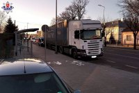 zdjęcie przedstawia samochód zatrzymany do kontroli przez policjantów z lubartowskiej komendy