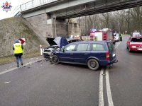 zdjęcie przedstawia samochód osobowy, który brał udział w zdarzeniu drogowym na drodze krajowej numer 19 w Wandzinie
