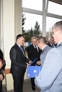 zdjęcie przedstawia policjantów którzy odchodzą na emeryturę