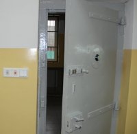 zdjęcie przedstawia  drzwi do pomieszczenia dla osób zatrzymanych