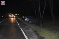 zdjęcie przedstawia samochód osobowy po zdarzeniu drogowym