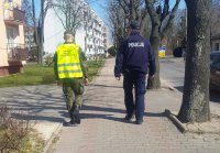zdjęcie przedstawia patrol łączony żołnierza wojsk terytorialnych wraz z policjantem