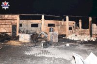 zdjęcie przedstawia płonącą stolarnię w Rozkopaczewie