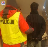 zdjęcie przedstawia kolejnego zatrzymanego do sprawy tak zwanych oszust na policjanta w Lubartowie