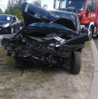 zdjęcie przedstawia samochód osobowy, który brał udział w zdarzeniu drogowym na ulicy Kleeberga w Lubartowie.