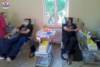 zdjęcie przedstawia policjantów oddających krew w akcji oddawania krwi