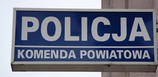 zdjęcie poglądowe przedstawia tablicę informacyjną z nazwą komendy policji