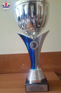 zdjęcie przedstawia puchar zdobyty przez lubartowskich policjantów na zawodach wędkarskich