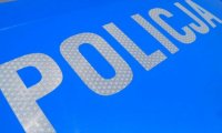 zdjęcie przedstawia logo policja umieszczone na radiowozie policyjnym