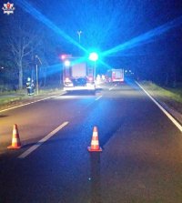 Zdjęcie przedstawia zdarzenie drogowe do którego doszło wczoraj wieczorem w miejscowości Brzeźnica Leśna