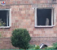 zdjęcie przedstawia budynek mieszkalny po pożarze