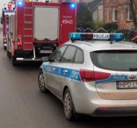 zdjęcie przedstawia radiowóz policyjny oraz wóz strażacki podczas interwencji