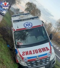 zdjęcie przedstawia karetkę pogotowia ratunkowego która brała udział w zdarzeniu drogowym
