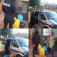 zdjęcie przedstawia policjanta przekazującego nakrętki dla dzieci z hospicjum